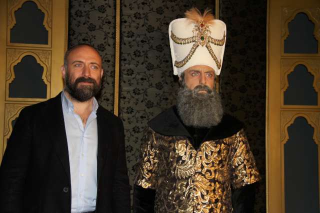 Heykeltıraş Murat Daşkın tarafından yapılan ve sadece sakal kalıp işlemi için bile 6 saat harcanan heykelle selfie yapan Halit Ergenç, heykelin yanından zor ayrıldı.