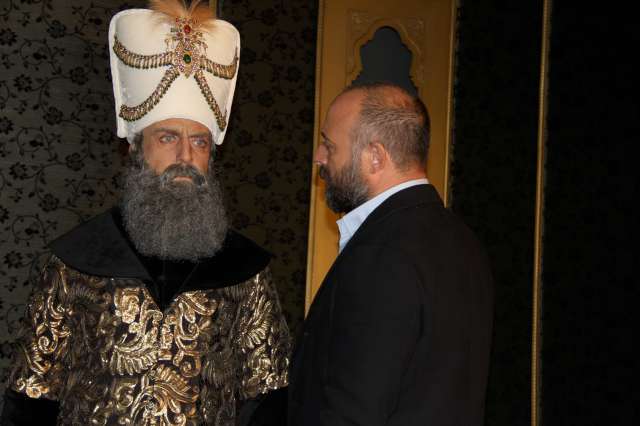 Sergi çıkışında konuşan Halit Ergenç ‘Ben sergiden çok etkilendim. Herhalde beni en çok bizim dizide oynayan arkadaşlar anlayabilir. Gerçekten çok tuhaf bir his... Bazı işler vardır, o iş hayatınız da özel bir yer tutar. Ben Muhteşem Yüzyıl’ı diğer işlerden ayırıyorum.