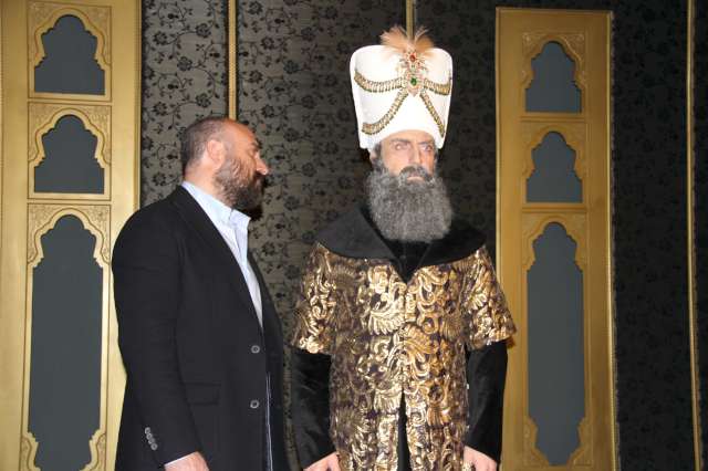 Dakikalarca heykele bakan Halit Ergenç, bir ara kendisinden yola çıkılarak yapılan Kanuni Sultan Süleyman heykelinin elini tuttu.