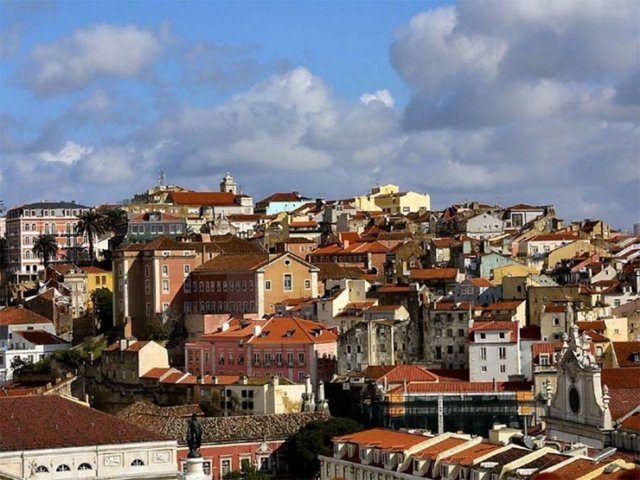Portekiz : Portekiz'de 500 bin euroluk gayrimenkul alana ikamet hakkı, 1 milyon euro yatırım yapana ise vatandaşlık veriliyor.