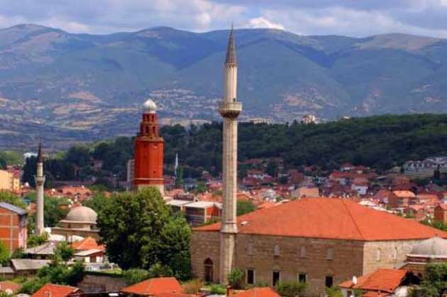 Makedonya : Makedonya'da 40 bin Euro’luk gayrimenkul alan yabancılara bir yıllık oturma izni, 400 bin Euro değerinde yatırım yapana ve en az 10 işçi istihdam edene ise vatandaşlık tanınıyor.