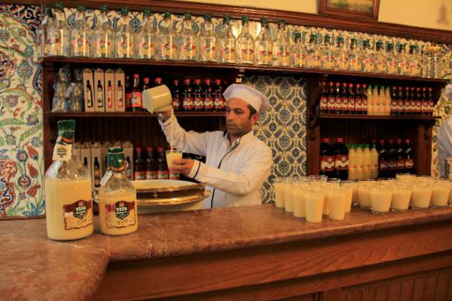 Vefa’da boza 1876’da Hacı Sadık Bey’in temelini attığı Vefa Bozacısı, Osmanlı kokan bir ortamda size hem mükemmel bir keyif hem de eğlenceli bir nostalji sunuyor. 3 liraya içebileceğiniz bozayı dilerseniz taze leblebi ile daha da keyifli bir hale getirebilirsiniz.
