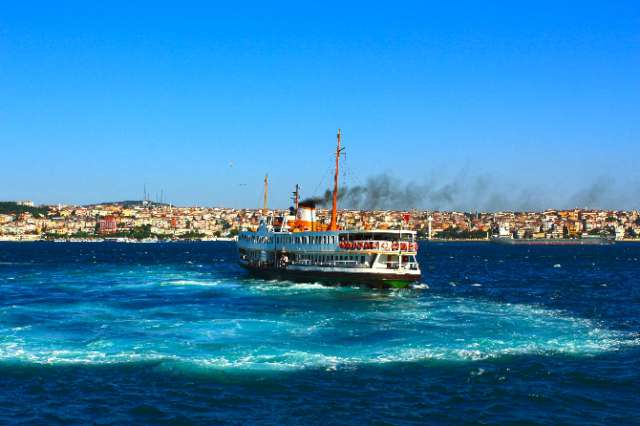 Boğaz Turu Dünyanın en güzel manzaralarından birinde bir kaç saat süren keyifli bir tekne turu İstanbul’da yapılacak en zevkli aktivitelerden. Ortalama 2 saat süren turlar boyunca İstanbul Boğazı’nda yer alan birçok önemli yapıyı görme şansınız bulunuyor. Özellikle havanın güzel olduğu bahar ve yaz aylarında kendinize bir güzellikle yapıp Boğaz turlarına katılarak bir yandan çayınızı yudumlayıp bir yandan da dünyanın en güzel manzaralarından birinin keyfine varabilirsiniz. Tur sayesinde birçok muhteşem yalı, caminin yanı sıra Dolmabahçe ve Çırağan gibi önemli sarayları da görme fırsatı elde edeceksiniz.