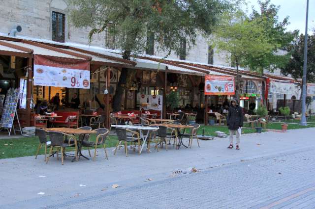 Kuru fasulye Süleymaniye Camisi’nin eşsiz manzarası karşısında kuru fasulye pilav yemek. Neredeyse 100 yıllık tarihleri olan değişik mekanların birinde oturup bu anı yaşayabilirsiniz. Yılların getirdiği lezzeti barındıran yemekle birlikte salata ve ayran sadece 8 lira. Ayrıca öğrenciyseniz çayı da bedavaya getirdiniz demektir.