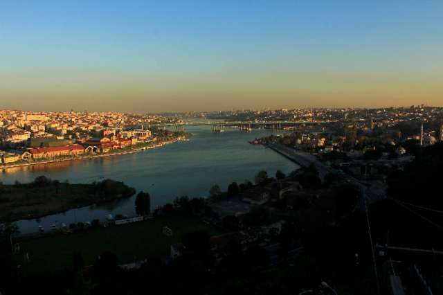 Pierre Loti’den yeni bir bakış açısı kazanmak Maneviyat dolu Eyüp’ten birkaç yüz metrelik bir yürüyüşle ya da teleferikle kendinizi İstanbul’un eşsiz tepelerinden birinde bulacaksınız. Bir bardak çayın size eşlik edeceği bu seyirde dilerseniz bir kağıt helva ile nostaljik bir hava yakalayabilirsiniz.
