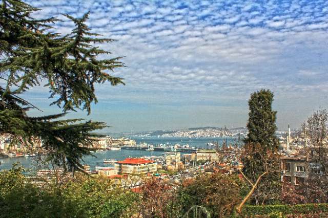 inlerce yıllık tarihin, bir döneme damgasının vuran gücün, doğal güzelliğin ve en güzel mimari eserlerin; çağın en gelişmiş teknolojisiyle buluştuğu kentte her kesimden insanın yapabileceği muhteşem etkinlikler bulunuyor. İşte Erhan İdiz’in objektifinden sizin için hazırladığımız gayet ekonomik İstanbul gezintileri, üstelik en lüks etkinlik bile 10 TL: