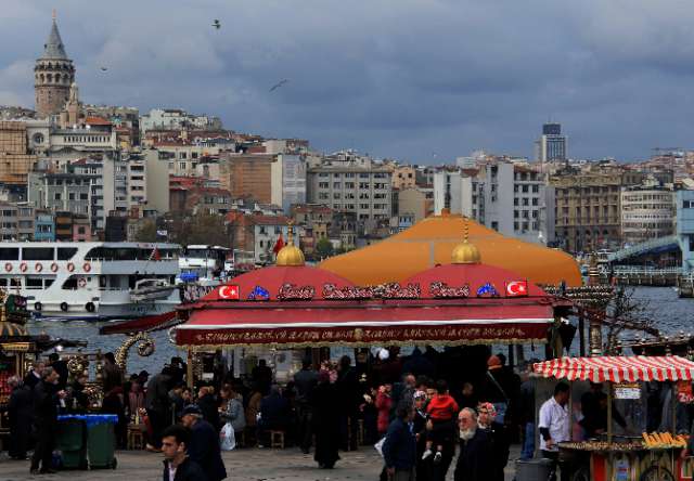 Eminönü’nden Karaköy’e yürümek Eminönü’den 5 liraya alacağınız yüz gramlık kestanelerle Karaköy’e doğru yürüyebilirsiniz. Dört tarafta muhteşem eserlerin size eşlik edeceği bu yürüyüşte Haliç ve Boğaz’ın mavi suları da yanı başınızda olacak.