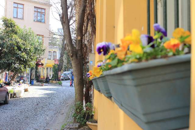 Moda sahilinin nefes kesen büyüsü Aşıkların uğrak yerlerinden biri olan Moda sahilinde büyülü bir gün batımına şahit olabilirsiniz. Üst tarafta bulunan çay bahçelerinin birinde oturup bu doyumsuz manzarayı sadece birkaç liraya izleyebilirsiniz.