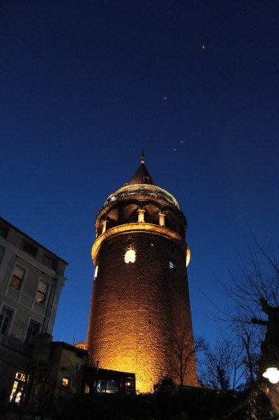 Galata Kulesi’nden İstanbul’u izlemek Köklü bir tarihten muhteşem bir şehri seyre dalmak… Haliç ve İstanbul Boğazı’nı görebilme fırsatı sunan Galata Kulesi’ne çıkış yerliler için sadece 6.5 TL. Yanınızda bir de fotoğraf makineniz varsa bu anları ölümsüzleştirebilirsiniz.