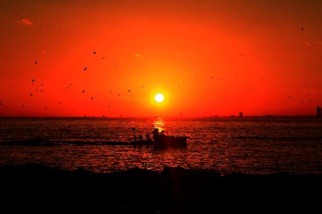 Kuzguncuk’ta huzuru koklamak İstanbul’un en merkezi yerlerinden birinde yer almasına rağmen sessizliği ve huzuruyla dikkat çeken bir semt Kuzguncuk. Boğazın hemen yanı başında Anadolu kokan bir semtte ayrıca eski dizilerle bir nostalji yaşayabilirsiniz. Ekmek Teknesi ve Perihan Abla gibi bir döneme damga vuran dizilerin izlerini semtin her kenarında görebilmek hala mümkün.