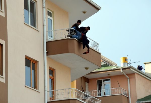 Kayseri'de bir apartmanın 4´üncü kat balkonunda, tabela montajı yapan işçilerin, canlarını hiçe sayarak, hiçbir güvenlik önlemi almadan çalışmaları görenlerin yüreklerini ağızlarına getirdi.