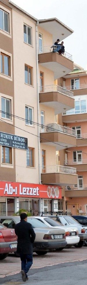 Balkonun dış cephesinde matkapla delik açmak isteyen bir işçiyi, iki arkadaşı bacak ve belinten tutarak, balkondan sarkıttı. Çalışmalar sırasında, işçilerin güvenlik kemeri kullanmaması dikkat çekti. Diğer işçilerin de, herhangi bir güvenlik önlemi almaması tehlikenin boyutunu gözler önüne serdi.