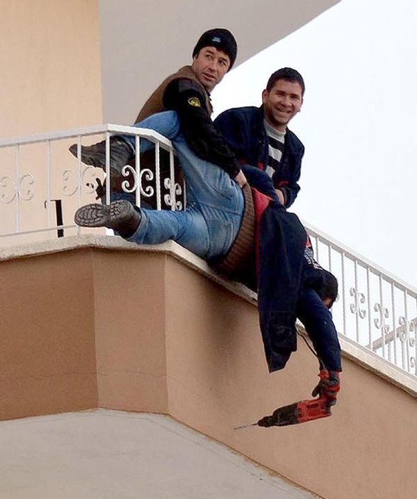 İşçilerin arkadaşlarının canını tehlikeye atarak çalıştığı sırada, yan apartmanda bulunan bir kişi 'Ne olacak şimdi senin başına bir şey geldiğinde? Ayıp, adam gibi yapın işinizi' diyerek tepkisini dile getirdi.