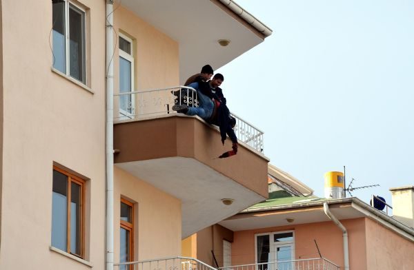 Çevreden geçenler bu çalışmayı şaşkınlıkla izlerken, bazıları da cep telefonlarıyla bu korkutan çalışmayı görüntüledi. Ancak tepkilere rağmen işçiler, çalışmalarına devam etti.