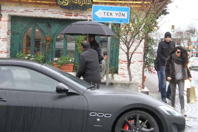 Tüm gününü bakım için ayıran Murat Boz’u yanından biran olsun ayırmadığı stilisti de yalnız bırakmadı.