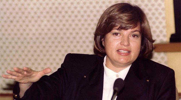 "Sekiz yıl Özal'a verdiniz, onun iki yılını ananıza verin o zaman Türkiye şahlanır." <br /><br />Tansu Çiller