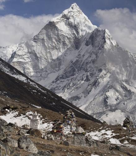 Ekim ayında Nepal'de dağa tırmanan tırmanışçılar geçirdikleri kaza sonucu öldü. 43 kişi hayatını kaybetti.