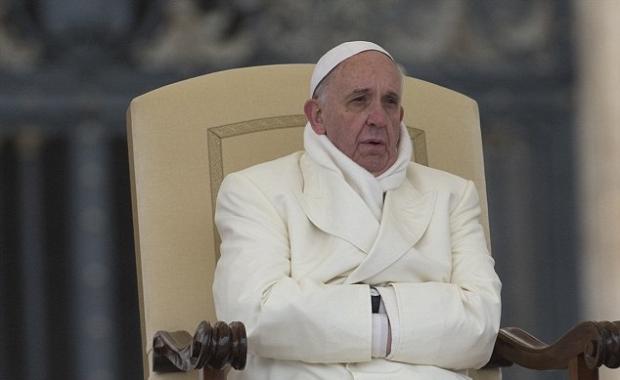 Sağ akciğeri yok<br /><br />Papa Françesko'nun sağ akciğeri, gençliğinde geçirdiği bir enfeksiyon nedeniyle alınmıştı. Hatta Papa'nın selefi 16. Benedikt'in sağlık nedenleriyle emekliye ayrılması, Françesko'nın seçilmesi sırasında endişelere neden olmuştu. Ancak 77 yaşındaki Françesko'nun sağlık durumu gayet iyi.