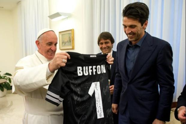 Futbol hayranı<br /><br />Dünyaca ünlü futbolcu Messi gibi Arjantinli olan Papa Françesko, Arjantin'deki San Lorenzo takımının büyük bir hayranı. Gençliğinde maçlara gidip tezahürat yapan Papa, hala üyelik aidatını ödediği kulübün kartına sahip.
