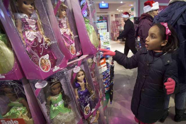 Amerikalıların ‘Black Friday’ diye adlandırdıkları ‘Kara Cuma’da, New Yorklular mağazaların kapılarını açacağı sabah 05.00’i beklemeden, Perşembe akşamının erken saatlerinden itibaren, dünyanın önde gelen moda mağazalarının pahalı ürünleri, elektronik aletler, kullanılmış giyim eşyaları, antika mobilya, kitap ve akla gelebilecek her türlü ürünü indirimli satın alabilmek için sokaklarda kuyruklar oluşturdu.