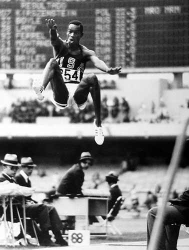 Olimpiyat rekortmeni:Uzun atlama rekoru 1968 Meksika Olimpiyat Oyunları'nda kırıldı. Amerikalı atlet Bob Beamon 9 m’lik atlaması ile dünya rekorunun sahibi.