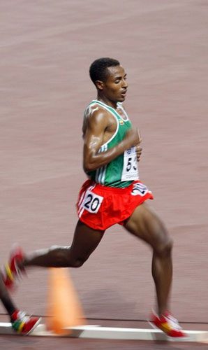 Olimpiyat rekortmeni:10.000 m rekoru Etiyopyalı koşucu Kenenisa Bekele tarafından 27:01.17 gibi bir süreyle 2008 Olimpiyatları'nda kırılmıştır. Bekele'nin saatte ortalama 20 km hız ile koşuyor.