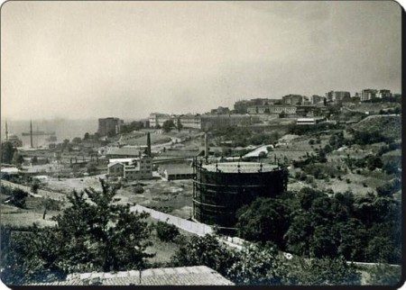 Dolmabahçe Sarayı'nın ahırları, 1930'lar (Henüz İnönü Stadyumu yokken)