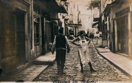 Galata'da genelevlerin bulunduğu sokağın fotoğrafı... / 1910'lar