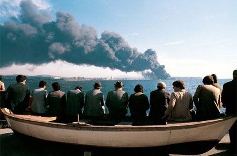 Fotoğrafta İstanbulluların 1979 yılında Haydarpaşa önlerinde Yunan Bandıralı gemiyle çarpışan Independenta tankerinin yanışını seyretmesi görülüyor...