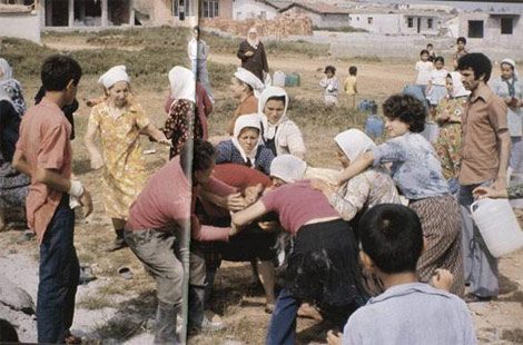 1975 yılının Kadıköy Örnektepe'sinde mahalleli bir kova su için saç saça baş başa birbirine girdi.