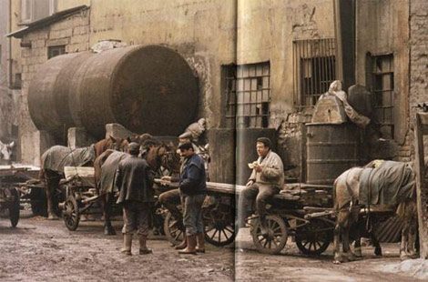 İstanbul dericiliğinin merkezi ve bugün bile hala o korkunç kokusuyla hatırlanan bir zamanların "Tabakhaneler semti" Kazlıçeşme'den bir fotoğraf...