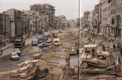1986'daki aylar süren yıkım ve yapılan çalışmaların ardından ortaya bugünkü Tarlabaşı Bulvarı çıktı. O günlerin Tarlabaşı Caddesi...