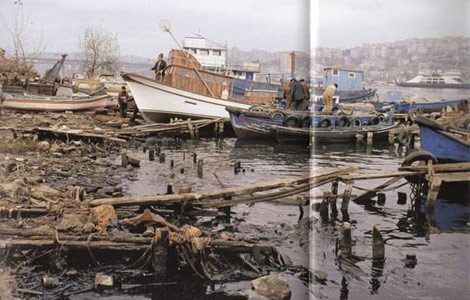 Bu fotoğraf 1979'da çekildi. Bir zamanların balık deposu "altın boynuz"un Haliç'in kirlenme sürecinde can çekişip ağladığı yıllar...