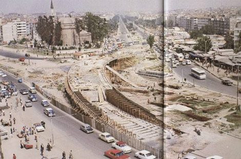 Fotoğrafta 1974'te inşa edilen Aksaray üst geçidi ve civarı görülüyor.