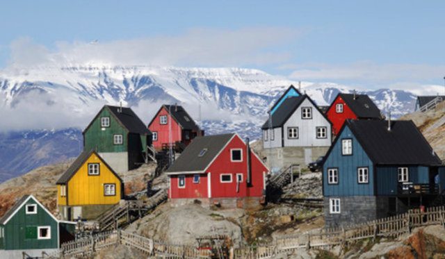 Diğer Grönland dilleri daha iyi durumda. Kuzey Grönlandca, Kanada’da konuşulan eski Eskimo- Aleut diliyle büyük benzerlikler taşıyor ancak diğer Grönland dillerinden oldukça farklı. Ülkedeki özgün konumundan ötürü özellikle korunması gerekiyor.