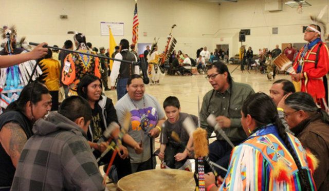 Mescalero-Chiricahua Apache (Oklahoma) Dili konuşan 3 kişi Mescalero-Chiricahua Apache dili, Oklahoma ve New Mexico’da konuşulan bir dildir.