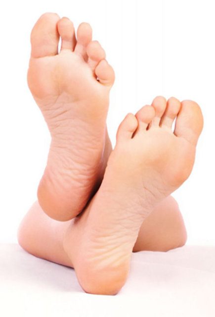Parmağınızı sıkıştırdıysanız ya da ayak parmağınızı çarptıysanız... <br /><br />Parmağınızı dik tutup üzerine sıkıca bastırın. Bu, ağrınızın azalmasını sağlayacaktır.