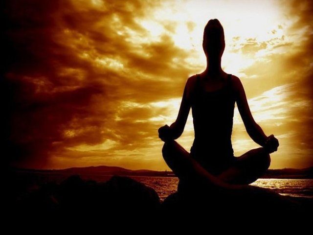 Yavaşça nefes alıp verin, hızla rahatladığınızı hissedeceksiniz. Eğer bu işe yaramıyorsa bazı meditasyon tekniklerine başvurabilirsiniz. Örneğin beş dakika süreyle gözlerinizi kapatın ve bir ormanın ortasında olduğunuzu hayal edin.