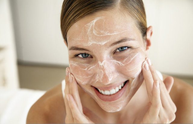 Bu yüzden hemen bir bardak dolusu su için ve bol bol meyve tüketin. Buna rağmen siyah noktalar geçmiyorsa bir dermatoloğa danışmalısınız.