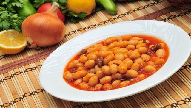 Kuru fasulye pişirirken... <br /><br />Lezzetle yiyeceğiniz kuru fasulyelerin tanelerinin dağılmadan ve ezilmeden pişmesini istiyorsanız, tuzu, salçayı ya da domatesleri, fasulyeler yarı piştikten sonra ekleyin.