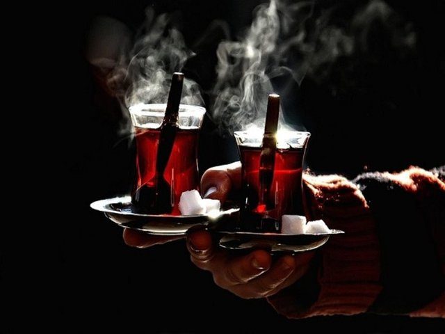 Çaylara farklı tatlar katmak için...<br /><br /> Çaya ayrı bir tat ve koku vermek istiyorsanız kavanozun içine, bir dilim elma ya da portakal kabuğu atın. Hatta çay demlerken portakal ve limon kabuğunu rendeleyerek de kullanabilirsiniz.