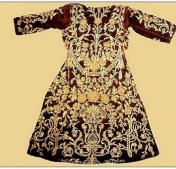 Tılsımlı kıyafetler patiskadan yapılmış kumaşlarla tasarlanıyordu. 90 civarındaki tılsımlı kıyafet içinde sadece 2 tanesi farklı. Bunlardan biri atlastan diğeri ise ipekten yapılma. Patiska kullanılmasının sebebi üzerine yazı yazılması. İnce ve kaygan bir tabakayla kaplanan bu patiska kıyafetleri nakkaşlar belirlenen dua ve sembollerle beziyorlardı. Haliyle de bu tılsımlı kıyafetler asla yıkanmıyordu. Zira yıkandığında üzerindeki dua ve semboller yok oluyordu.
