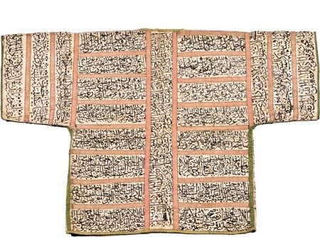 Padişahın giydiği yakanın şekli kaftan şekli gibi. Padişahlar bu kaftanı culüs ettiğinde yani tahta çıkışta giyiyor. Değerli bir kumaştan yapılıyor bu kaftanlar. Yakası kürkle çevrili. Bu yakalar nazara karşı kullanılıyordu.