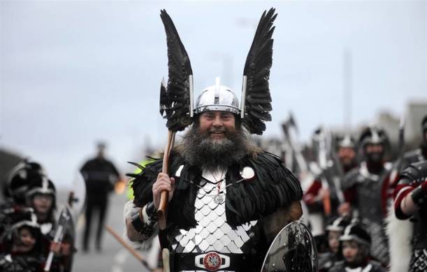6. Vikinglerin boynuzlu miğferleri<br /><br /> Senelerdir filmlerde ve çizimlerde Vikingleri hep boynuzlu miğferleriyle görmeye alışmışızdır. Bu, Vikingler hakkındaki yanılgılardan biri. Bu yanılgıya sebep olan şey ise; bir 19. yüzyıl Wagner operasının kostüm tasarımcısı tarafından boynuzlu miğferlerin tasarlanması.