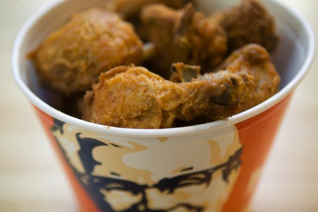 KFC firmasının menü sırları 1930'lu yıllarında benzin istasyonu işleten Harland Sanders'ın müşterilerine sattığı tavuklardan geliyor. Kentucky Corbin'den çıkan bir başarı hikayesi.
