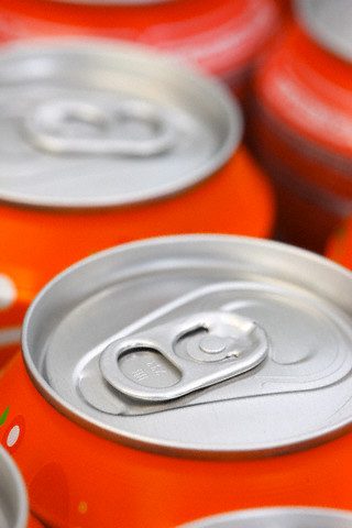 Coca Cola şirketinin politikaları arasında sırrı bilen 2 kişinin aynı uçaklarda seyahat etmesi yasak. Bütün bu sırra rağmen kolanın içinde coca bitkisinden bir katkı olduğu biliniyor.