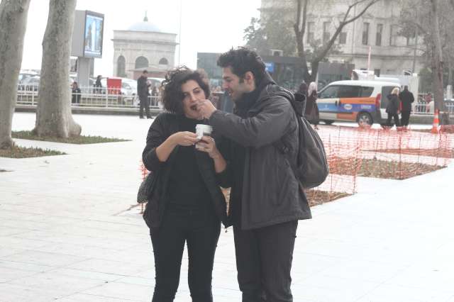 Bayan arkadaşını kendisinden uzaklaşıp ve tepkisinden anlam veremeyen Fırat,”Ne yapıyorsun nereye?” diye seslendi. Bayan arkadaşı ise ağzında tatlı olduğu için konuşamazken el işaretiyle fotoğraflarının çekildiğini gösterdi.
