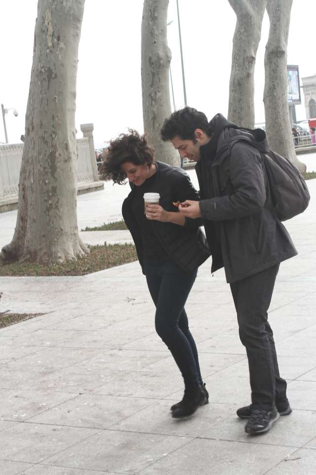 Birkaç adımdan sonra dönüp yanımıza gelen Fırat,“Magazinci misiniz? Bir şey yazmasanız sevinirim. Bayan kuzenim olur.