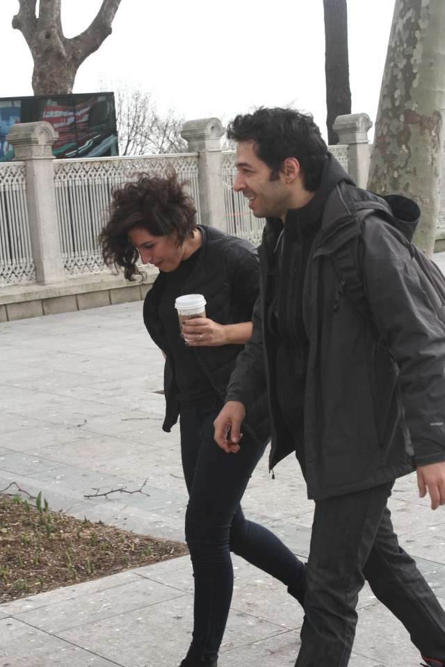 Uzun bir süredir yönetmen İlksen Başarır ile birlikte olan yakışıklı oyuncu Mert Fırat, önceki gün bir bayanla Dolmabahçe'de samimi bir şekilde objektiflere yakalandı.