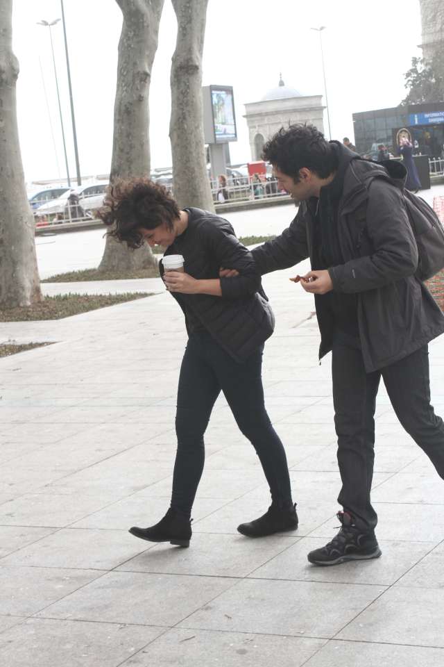 Arkadaşının gösterdiği yöne doğru bakan Mert Fırat, fotoğraflarının çekildiğini fark etti. “Offff” diye ilk tepkisini gösteren yakışıklı oyuncu, bu durum karşısında ne yapacağını şaşırarak panik halde yoluna devam etti.